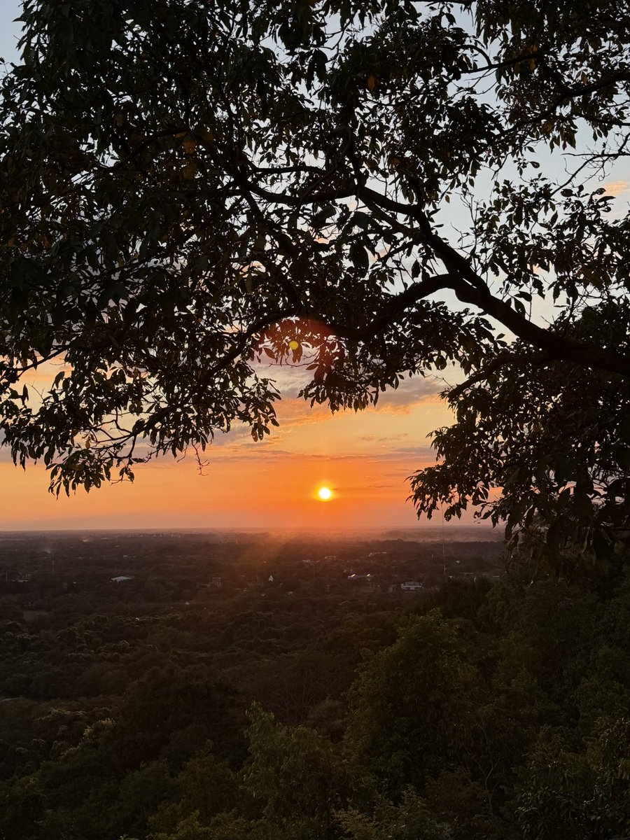 อาจจะช้าไปหน่อย แต่ขอสุขสันต์ปีใหม่ทุกคนนะครับ ขอให้ได้ตื่นมาดูพระอาทิตย์สวยๆทุกวันเลย