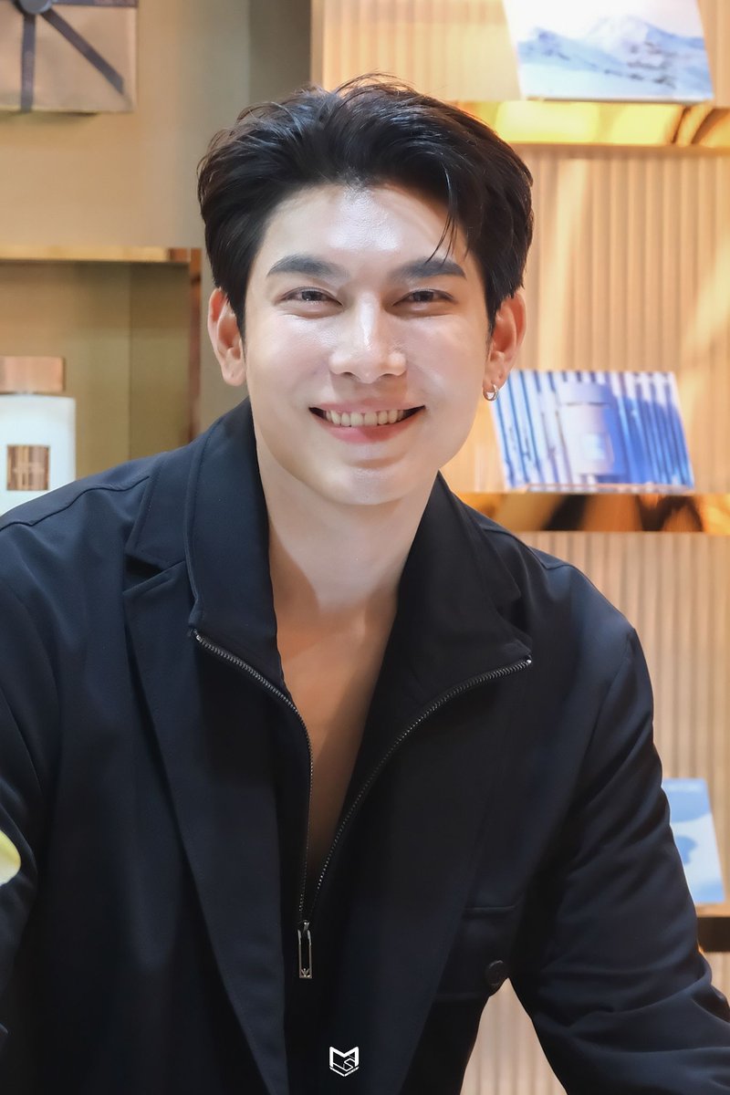 MewsuppasitTH's tweet image. ยิ้มแบบนี้ใจละลาย

MEW TOM FORD SOLEIL NEIGE

@MSuppasit
#TOMFORDBEAUTYTHxMEW