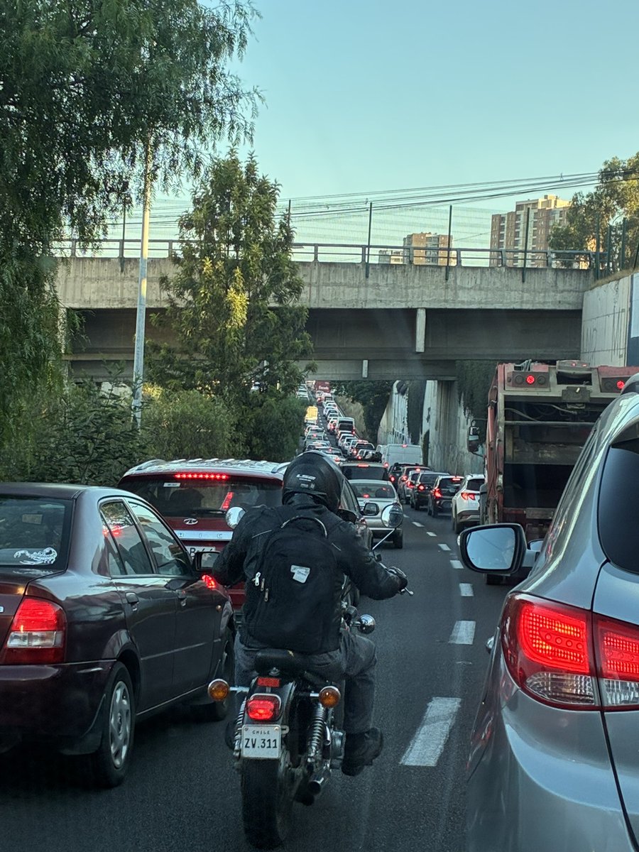 PatricioGaticaM's tweet photo. 🚗⚠️ Congestión vehicular
Se registra alta congestión en Camino Internacional en dirección a Concón, desde Rotonda Santa Julia.
👉 Precaución conductores y considerar rutas alternativas. @g5_noticias 
#CongestiónVehicular #CaminoInternacional #Concón #Tránsito #Precaución #Viña https://t.co/tRQeek8IDh