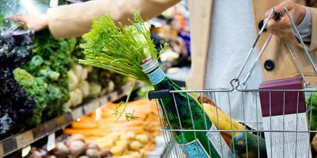 #ConsultasDeLaSemana | ¿Cuál es el plural de «súper», referido a un supermercado?

En el uso más extendido, el acortamiento «súper» (‘supermercado’) es invariable en plural («los súper»), pero también se documenta la forma «súperes».