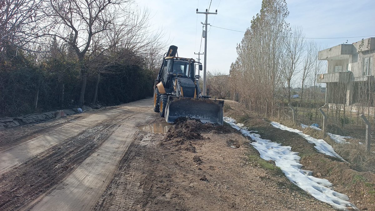 ✅Girnavas(Girnewas) Mahallesi Beylik Sokak’ta Ulaşımı Rahatlatan Çalışma 

Fen İşleri ekiplerimiz, Gırnavas(Girnewas)  Mahallesi Beylik Sokak’ta yurttaşlarımızdan gelen talep üzerine oluşan çukurlara yönelik malzeme serimi çalışması gerçekleştiriyor. 

Yurttaşların ihtiyaç ve