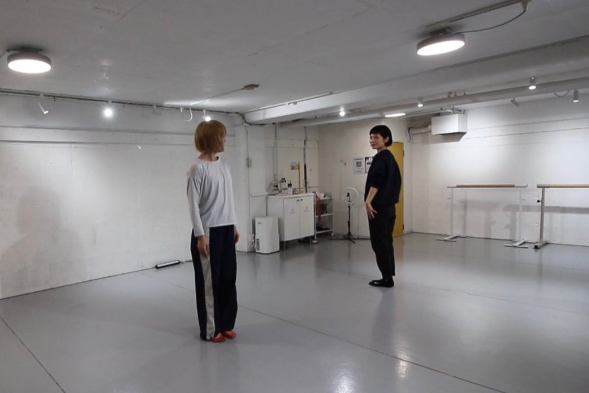 小説家の土門蘭さんと踊り初め。

言葉から作るダンス。
彼女の短歌で踊ってみる。

書くことと踊ること。発見と納得。
不思議な共通点を感じながら、大事に動く。

素敵な年始めになりました。