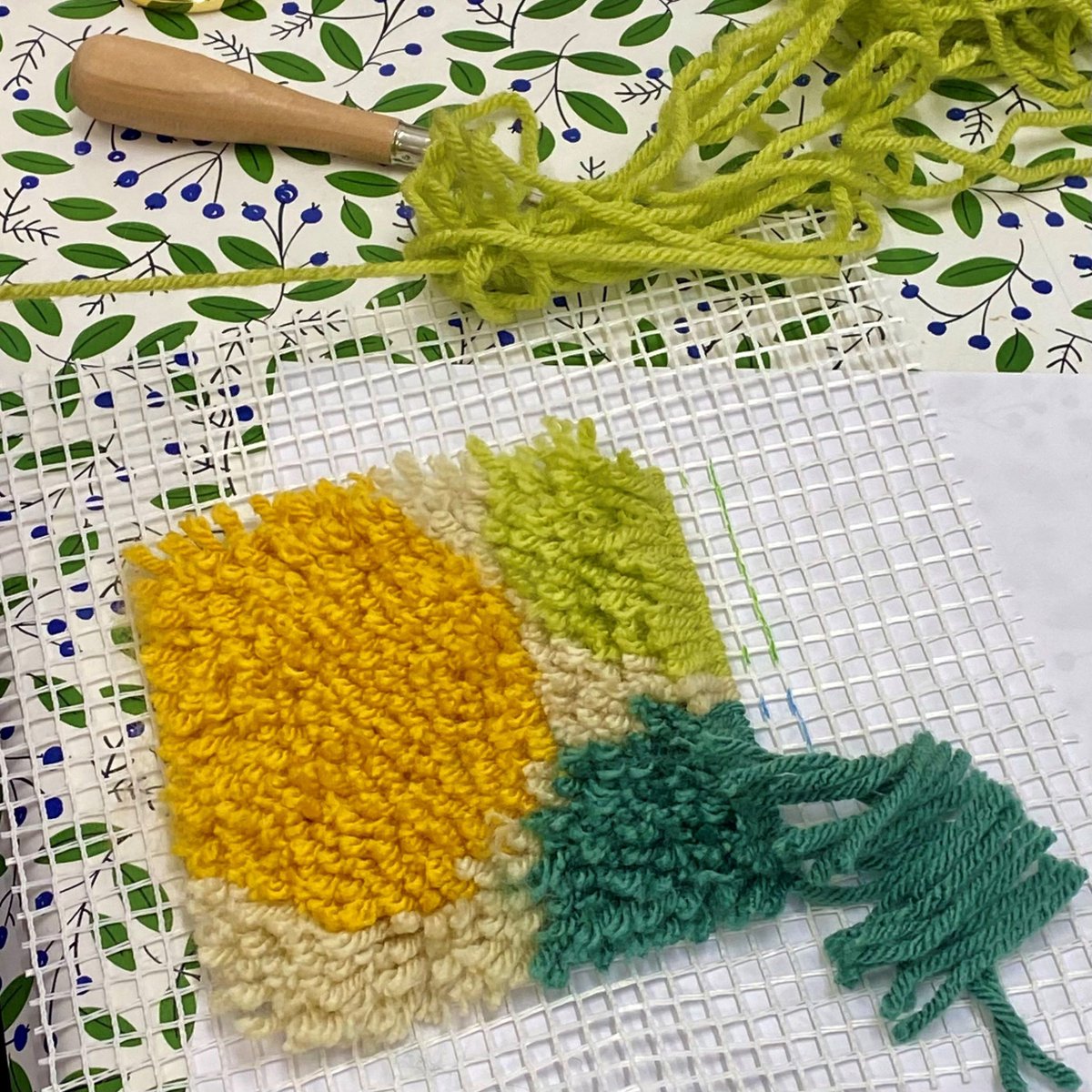 AttenboroughAC's tweet photo. Join our beginner-friendly Introduction to Latch Hook workshop and explore the traditional craft of latch hook 🧶.

You will create a 12cm square hooked canvas to display as a wall hanging or frame.

📆 31 January 2026
⏰ 10:30am - 2:30pm  
🔗 https://t.co/7PhBfagRyz https://t.co/aIjYwEkgiH