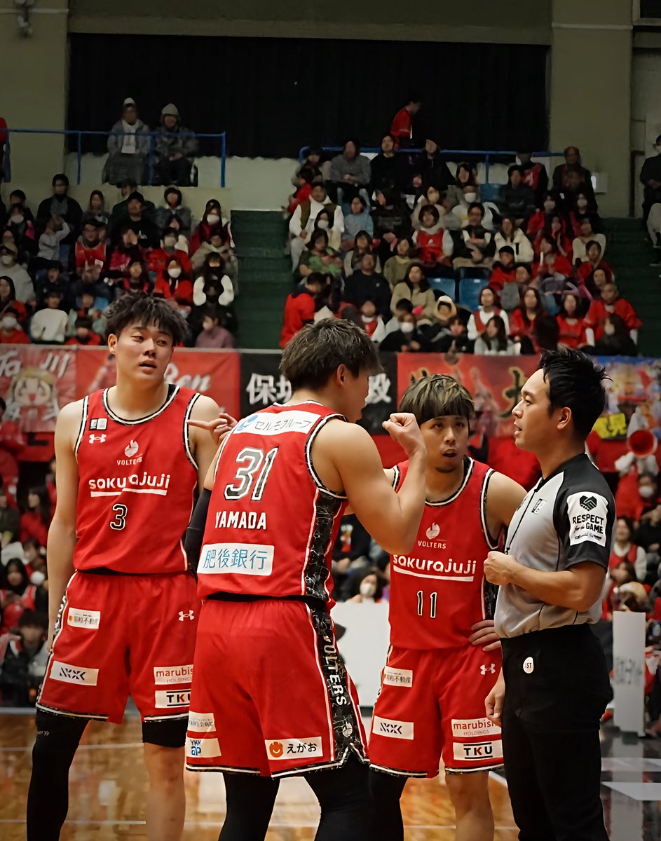 試合中の大事なコミュニケーション風景
……だよね😅
真面目にお話し中ってのはわかっているんだけど、いつもニコニコ眺めてしまう☺️
#熊本ヴォルターズ
#山本翔太　選手
#石川海斗　選手
#山田安斗夢　選手