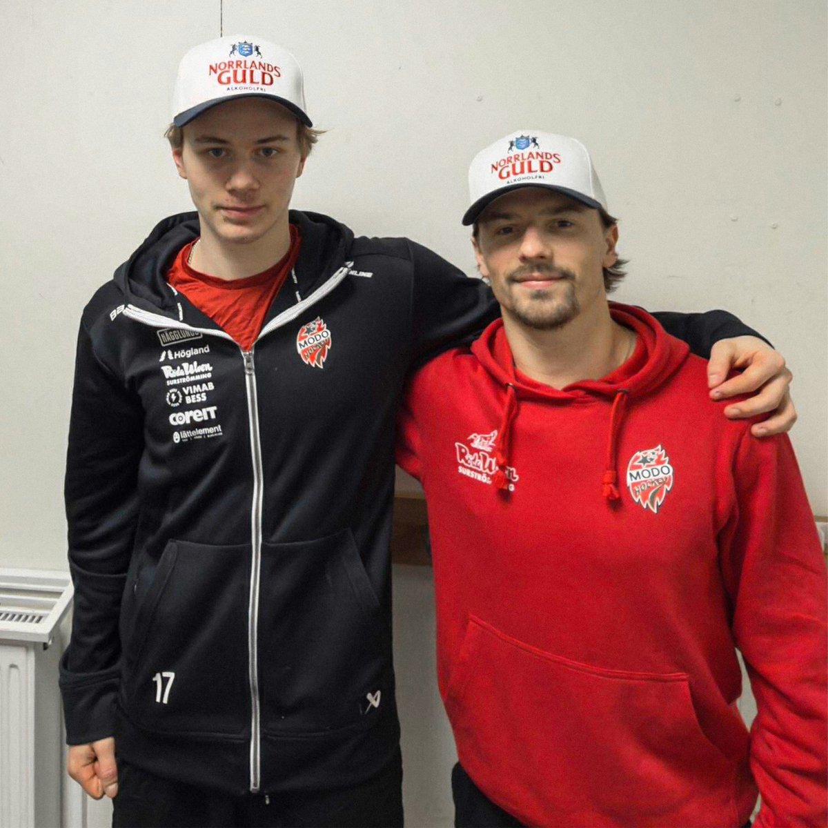 hockeyallsvensk's tweet image. Hermansson × Fitzgerald 🤝

MoDo-duon kombinerar för Julens kyligaste! 🧢