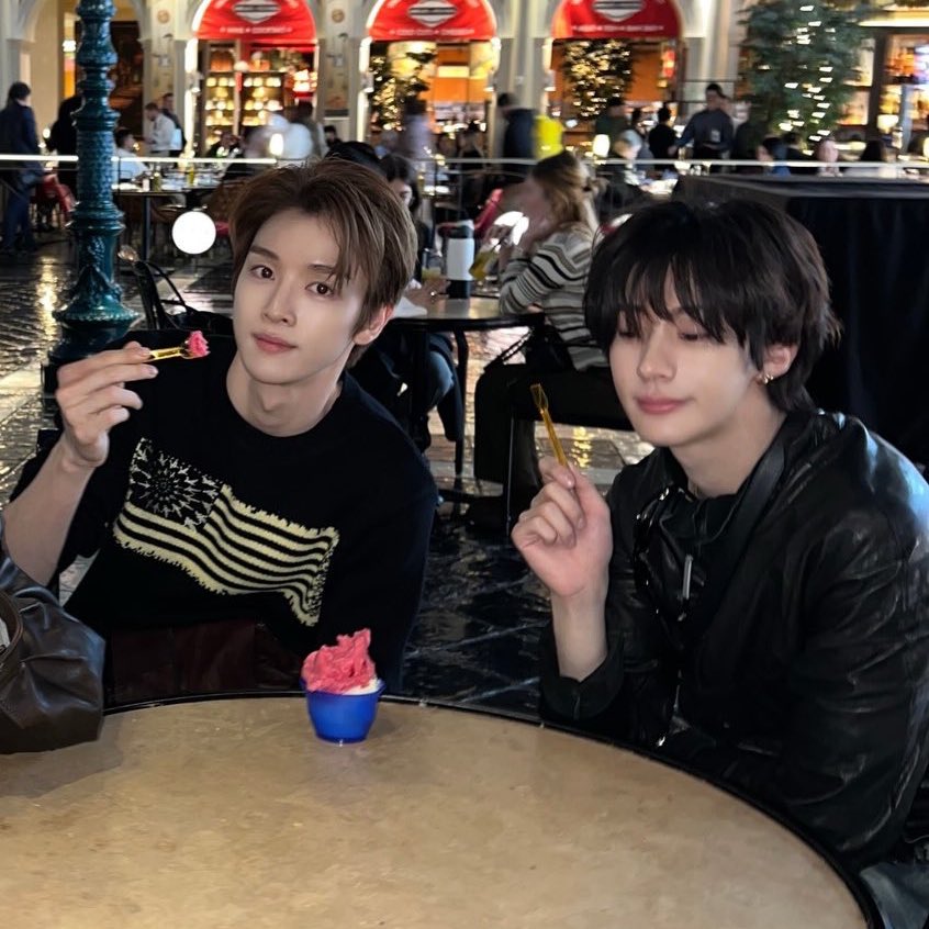 mybaescy's tweet image. 아이스크림 하나로 나눠먹는 거 너무 커플같다 아 ..