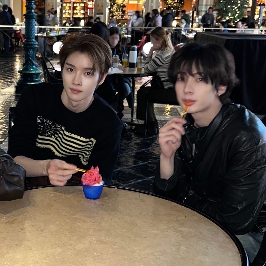 mybaescy's tweet image. 아이스크림 하나로 나눠먹는 거 너무 커플같다 아 ..