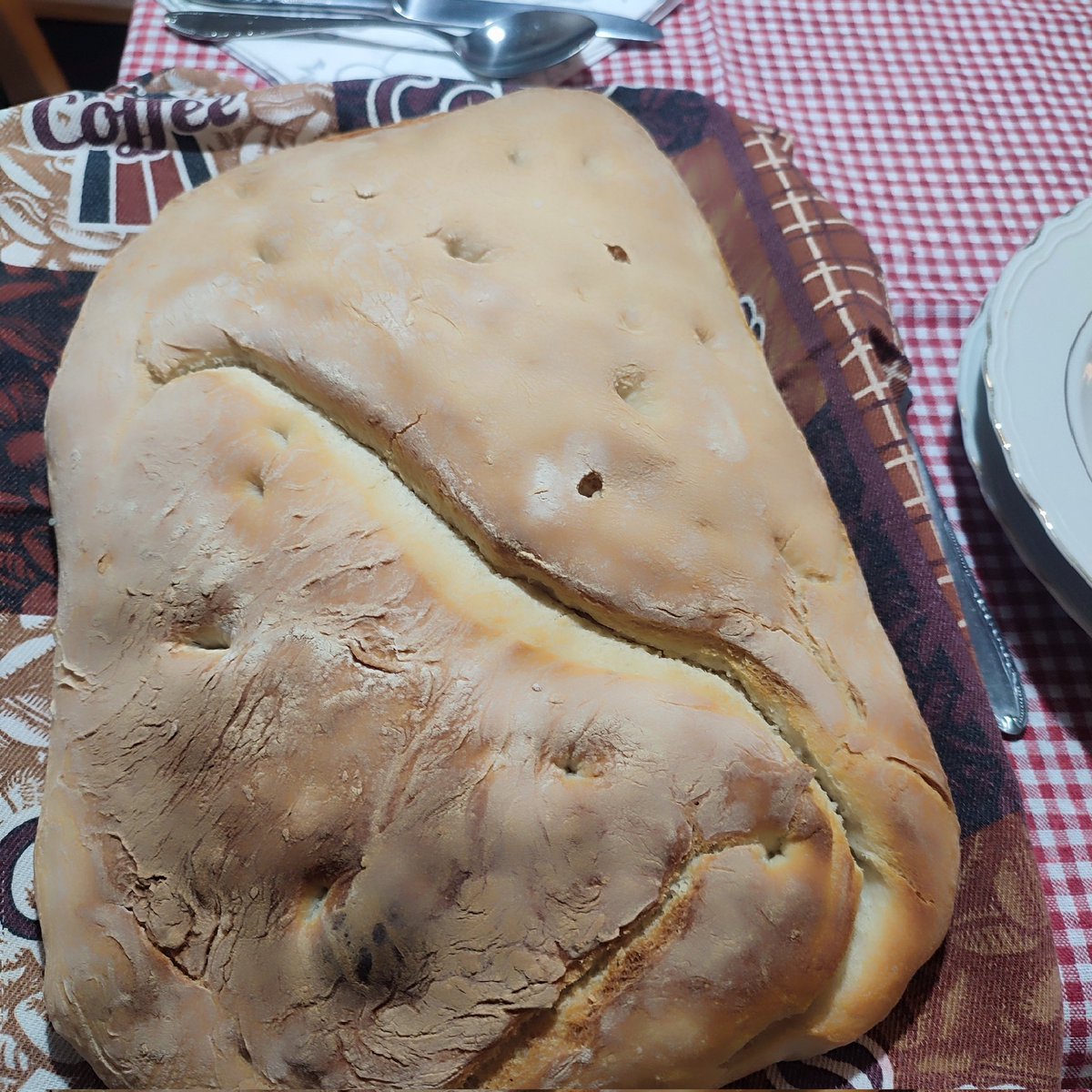 Familije nema još (kasne 6 minuta) a meni se otima ruka na česnicu