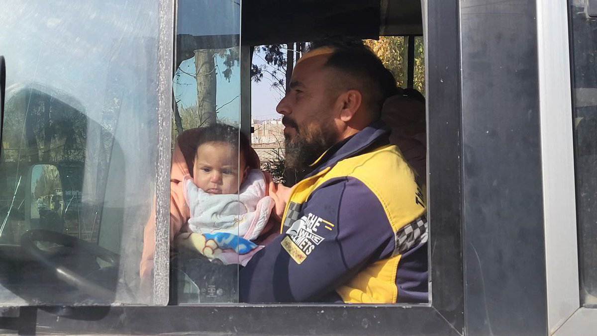 Suriye Sivil Savunması, bölgede devam eden tırmanışlar nedeniyle Halep’in Şeyh Maksud ve Eşrefiye mahallelerinden 850 sivili tahliye etti. Tahliyeler el-Evarid ve Şari’ ez-Zuhur toplanma noktaları üzerinden gerçekleştirildi; ekiplerin, sakinleri barınaklara veya güvenli bölgelere