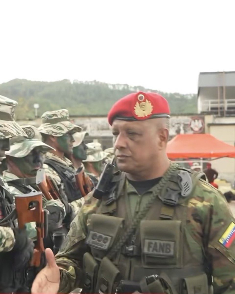 Maduro’yu satan kişinin, özel koruma müdürü ve ordu istihbarat başkanı, general Javier Marcano Tábata olduğu ortaya çıktı.

Maduro’yu vermek istemeyen 32 Kübalı koruma görevlisi baskında öldürülmüştü.

Hain içeriden olunca kapı kilidi ne yapsın?