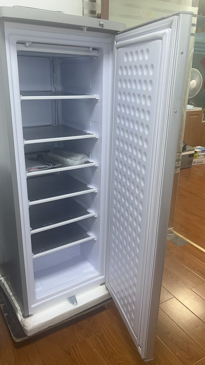 RossyLu47's tweet image. 🌞 Solar Ice Maker: Cool Anywhere, Anytime!
Power options for every situation:
✅ 12V/24V (perfect for vans/RVs)
✅ 10V-50V wide voltage (flexible setups)
✅ 220V 50Hz / 110V 60Hz (standard outlets)
#SolarIceMaker #SolarAppliances #IceMakingMachine #OffGridLiving