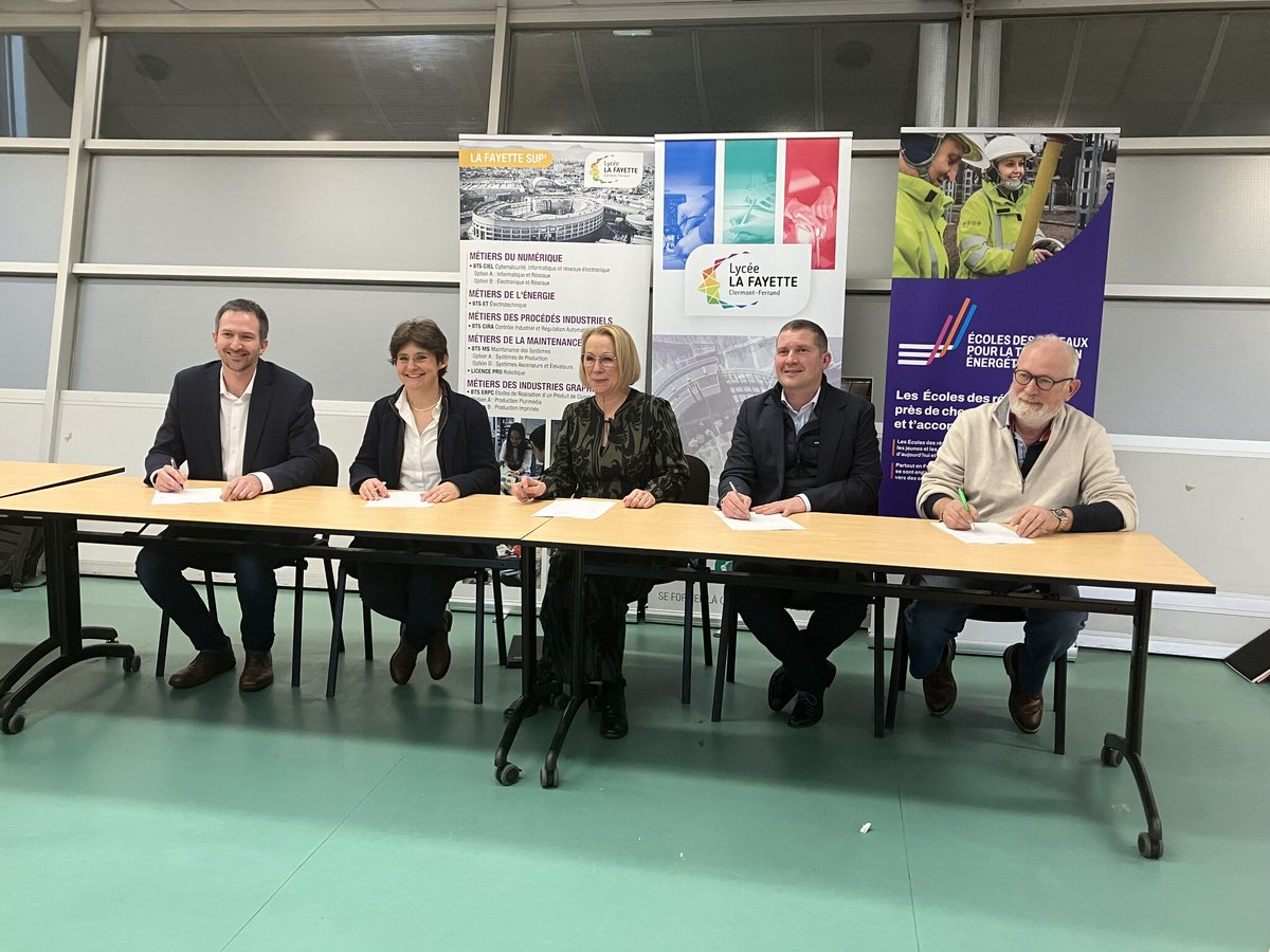 Ce 6 janvier, nous avons signé une convention avec le Lycée Lafayette de #Clermont-Ferrand !
👉Première classe de BTS Electrotechnique « Ecole des Réseaux » de la région.
Une vraie fierté de renforcer le lien entre <a href="/rte_france/">RTE</a>, <a href="/Enedis_AuRA/">Enedis en Auvergne-Rhône-Alpes</a>, <a href="/education_gouv/">Ministère Éducation nationale</a> et les acteurs de la