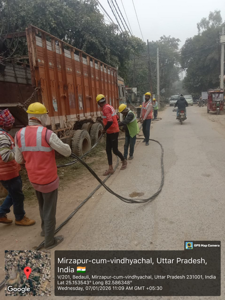 PuVVNLHQ's tweet image. आज दिनांक 07/01/2026 को जनपद मीरजापुर के उपकेंद्र-सखौरा के अंतर्गत क्षेत्र-धानीपट्टी में #RDSS योजना के अंतर्गत Ab केबल स्ट्रिंगिंग का कार्य किया गया, जिससे विद्युत आपूर्ति की विश्वसनीयता में सुधार हुआ।

@aksharmaBharat @EMofficeUP @ChairmanUppcl
@CMOfficeUP @ChiefSecyUP