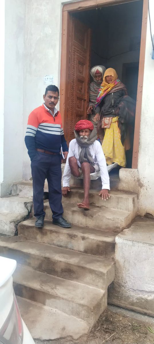 AvinashGehlot_'s tweet photo. दिव्यांग भुवानाराम जी ग्राम हिसामपुर तहसील देवली का निवासी है, जो जिला मुख्यालय से लगभग 88 किलोमीटर की दूरी पर स्थित है।
आज दिनांक 07.01.2026 को प्रातः ही ब्लॉक सामाजिक सुरक्षा अधिकारी को संबंधित के पास उसके गांव भेजा गया था। जहां प्रार्थी भुवानाराम जी को जयपुर फुट लगवाने के लिए राजकीय वाहन से मय सामाजिक सुरक्षा अधिकारी भगवान महावीर विकलांग सेवा संस्थान, जयपुर भिजवाया गया है।
���गवान महावीर विकलांग सेवा संस्थान के अधिकारी से आज ही भुवानाराम जी के जयपुर फुट लगवाने की मेरे द्वारा बात कर ली गई है।
अभी प्रार्थी के जयपुर फुट लगवाने की कार्यवाही प्रक्रियाधीन है।