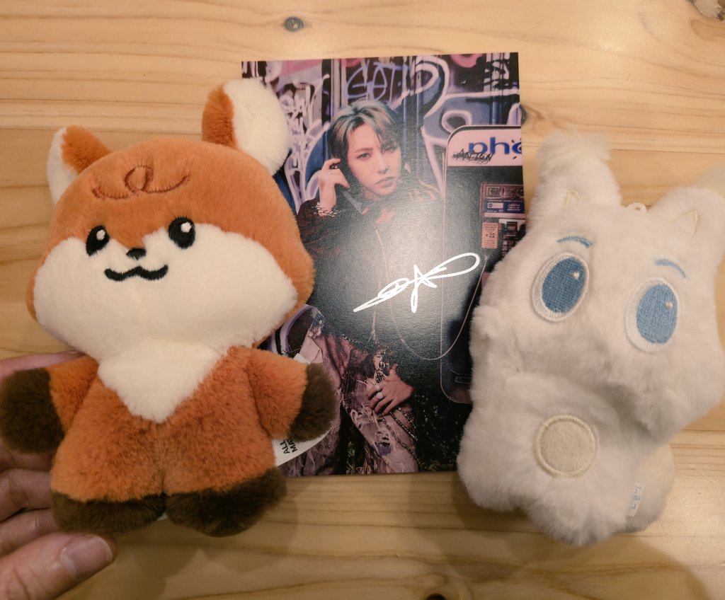 MalangRenjun323's tweet image. 20260107 편지교환회 💛런쥔💛
🌱: 런쥔아 치자꽃 그려왔어요~
🦊: 헉 고마워요~
애기 천사였어요/// 싸인도 빛나는 우리애기 ㅋㅋㅋ
이건 제 로망이였는데 최애에게 그림주기... 짧았지만 어떻게든 이루어졌어요 &amp;gt;&amp;lt;
편지는 글씨 너무 악필이라 애기가 읽을수 있을까 싶지만,,, 대충보면 됨 ㅋㅋㅋ