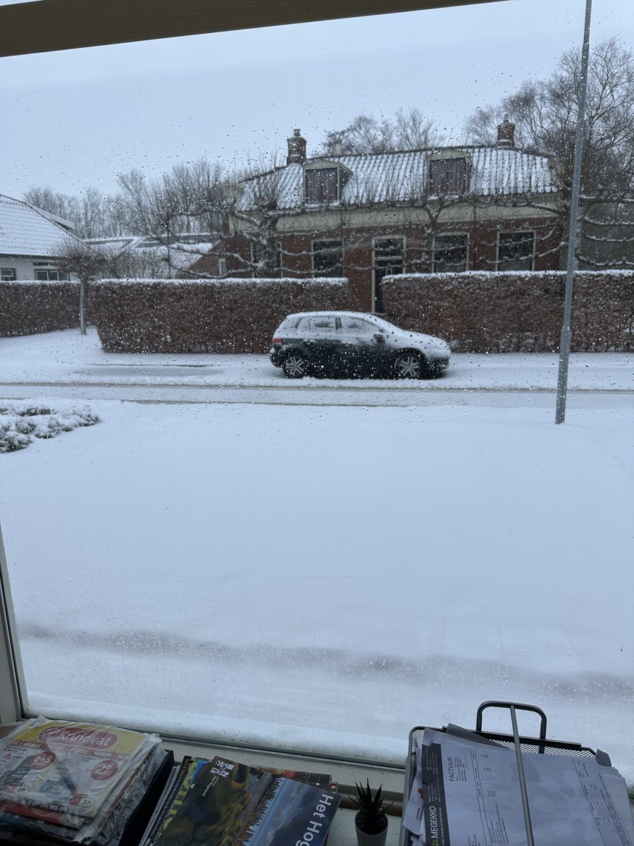 RobbertTech's tweet image. Sneeuwpret! ⛄️ 

De bezorgers van @Coolblue_NL rijden hier gewoon nog door de straat. 🚐