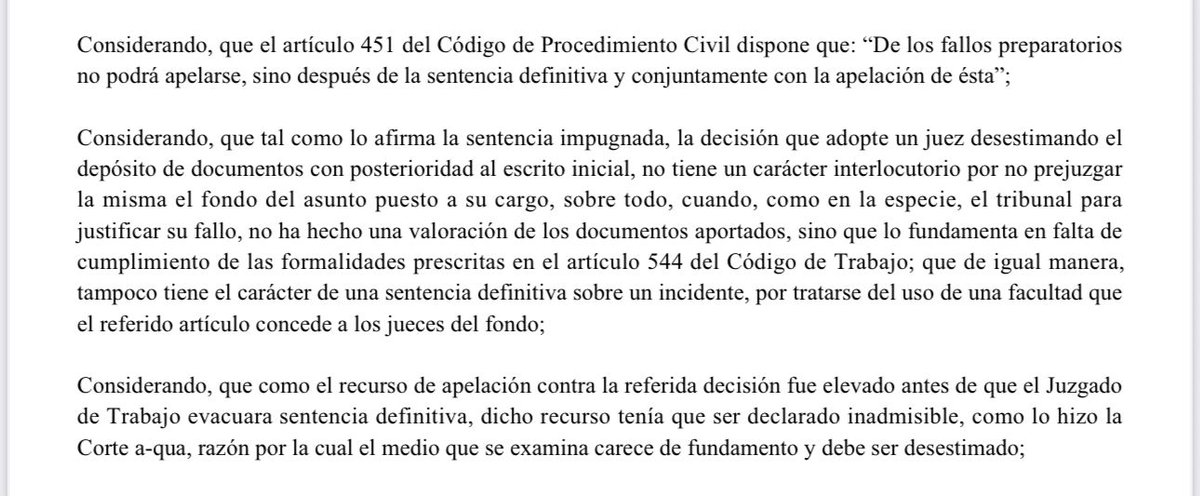 Naturaleza preparatoria de decisión que desestima una solicitud de admisión de nuevos documentos. La decisión que adopta un juez desestimando el depósito de nuevos documentos con posterioridad al escrito inicial no tiene carácter interlocutorio, por no prejuzgar el fondo del