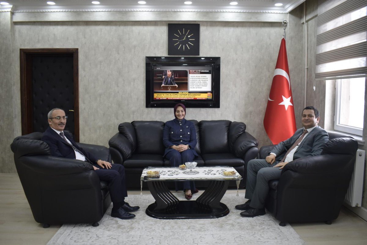 📌 Kastamonu Adliyesi Adalet Komisyonu Başkanı Sn.İbrahim HATİPOĞLU ve İdare Mahkemesi Başkanı Sn. Reşat AKCAN, Kaymakamımız Sn.Büşra ÇELEBİ'yi makamında ziyaret etti.
Nazik ziyaretleri dolayısıyla kendilerine teşekkür ederiz.