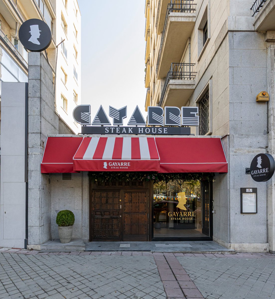 Gayarre Steak House. Ambiente elegante y sofisticado centrado en carnes de máxima calidad, preparadas en parrilla de carbón, combinado con verduras al horno y a la brasa, pescados de anzuelo y arroces. ¿Has probado ya nuestro nuevo restaurante?

#grupooter #gayarresteakhouse