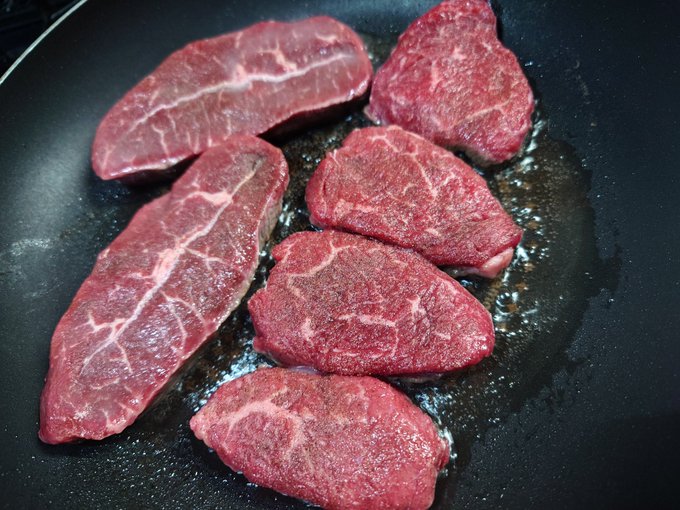 自炊ふぇすたちゃん、七草粥編
……のはずが残業後には七草セットが売り切れていた……3件回ったのに……
やけくそステーキ編🥩
ミスジとフィレ(。-`ω-) 