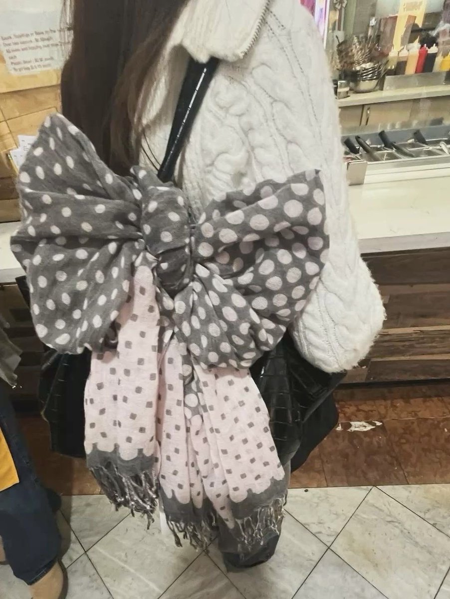 マフラー取った時に邪魔になっちゃって結局荷物が増えるのやだなーって思ってたらPinterestでバッグにリボン結びしているのを発見して天才かと思ったかわいい.....こうすればいいのか🎀❕
