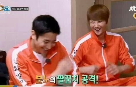 에릭: (날 때리려는 혜성의 팔꿈치가 푹신푹신하길)