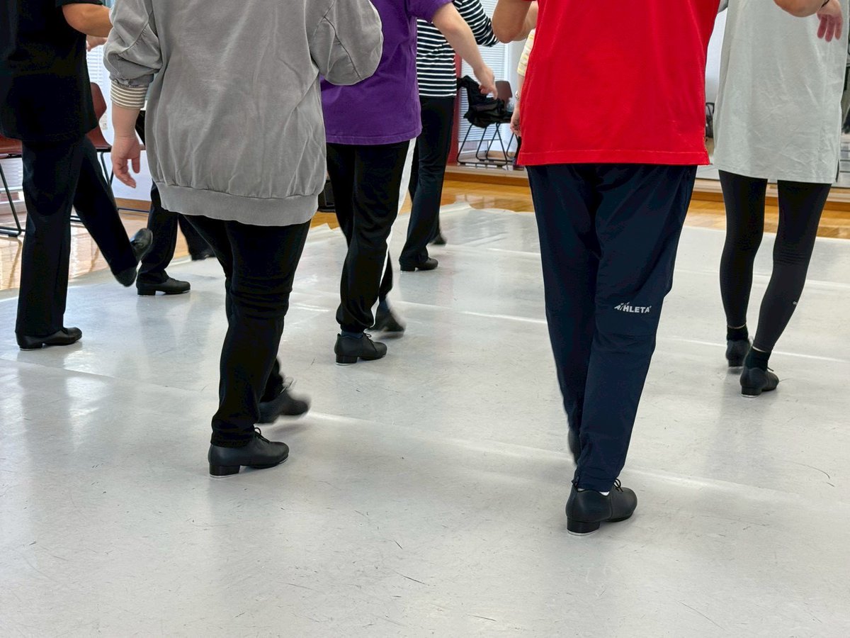 【ゼロからはじめるタップダンス講座】
中央大学地域向け公開秋講座🍁
講師だけでなく、中央大学学生アシスタントもフォローしてくれます。

次回お申し込み受付は春期講座から（5~6月）🌸
受講のお問い合わせは【中央大学クレセント・アカデミー】まで☎