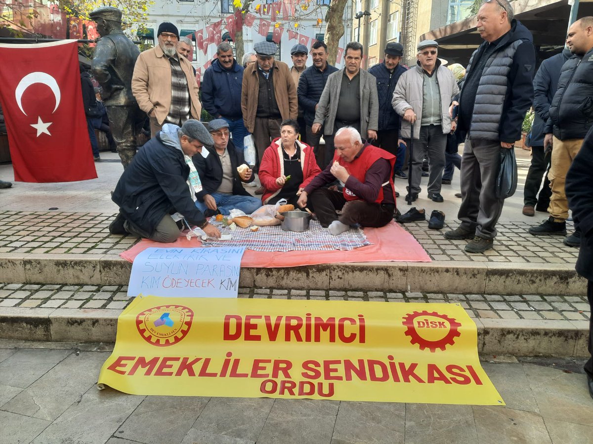 GKarafazli's tweet image. Ordu’da Emeklilerden Zam İsyanı: “Onurumuzu Kaybetmeyeceğiz” rizeninsesi.com/orduda-emeklil… #devrimci #DİSK #emekliler #istemiyoruz #sadaka #sendikası #İşçi-Sendika-Emek
