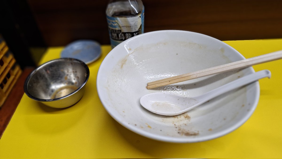 仕事帰りに　#豚が１番 ☆脂が2番さんで晩ごはん🍜

ラーメン小
ヤサイ少なめニンニク普通アブラ抜き
最近これがちょうどいい😁
乳化スープウマイなぁ～😋やわ豚も分厚くてうれしい🎵😍🎵
今日は序盤から投入～で😁👌
バッチリ完飲🙌
ご馳走さまでした🥚🐽🥚🙇