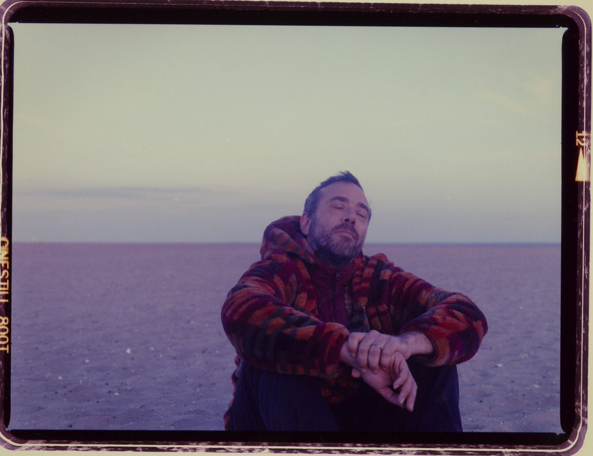 【NEWS】David MooreがRVNG Intl.より1月30日にリリースするピアノ・ソロ・アルバム『Graze the Bell』から新たなシングル「Offering」が映像とともに公開 🎹
artuniongroup.co.jp/plancha/top/ne…

Bing &amp; Ruthのメンバーとして、そして近年はSteve Gunnとのコラボレーションでも知られるDavid