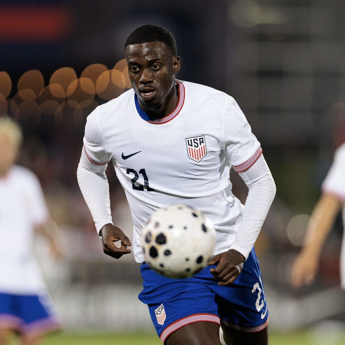 ActuFoot_'s tweet photo. 🚨 𝗧𝗜𝗠𝗢𝗧𝗛𝗬 𝗪𝗘𝗔𝗛 🇺🇸 𝗗𝗢𝗡𝗡𝗘 𝗦𝗢𝗡 𝗔𝗩𝗜𝗦 𝗦𝗨𝗥 𝗟𝗔 𝗖𝗢𝗨𝗣𝗘 𝗗𝗨 𝗠𝗢𝗡𝗗𝗘 𝟮𝟬𝟮𝟲 🏆🥶 : 

« C’est trop cher ! 𝗟𝗲 𝗳𝗼𝗼𝘁𝗯𝗮𝗹𝗹 𝗱𝗼𝗶𝘁 𝗿𝗲𝘀𝘁𝗲𝗿 𝘂𝗻 𝗽𝗹𝗮𝗶𝘀𝗶𝗿 𝗽𝗼𝘂𝗿 𝘁𝗼𝘂𝘁 𝗹𝗲 𝗺𝗼𝗻𝗱𝗲. 𝗖’𝗲𝘀𝘁 𝗹𝗲 𝘀𝗽𝗼𝗿𝘁 𝗽𝗼𝗽𝘂𝗹𝗮𝗶𝗿𝗲 𝗽𝗮𝗿 𝗲𝘅𝗰𝗲𝗹𝗹𝗲𝗻𝗰𝗲.

Ce Mondial, ça va être bien, mais ce sera plus un spectacle.

Je suis juste un peu déçu par le prix des billets. 𝗕𝗲𝗮𝘂𝗰𝗼𝘂𝗽 𝗱𝗲 𝘃𝗿𝗮𝗶𝘀 𝘀𝘂𝗽𝗽𝗼𝗿𝘁𝗲𝗿𝘀 𝘃𝗼𝗻𝘁 𝗿𝗮𝘁𝗲𝗿 𝗱𝗲𝘀 𝗺𝗮𝘁𝗰𝗵𝘀. » 😥

🎙️ @ledauphine