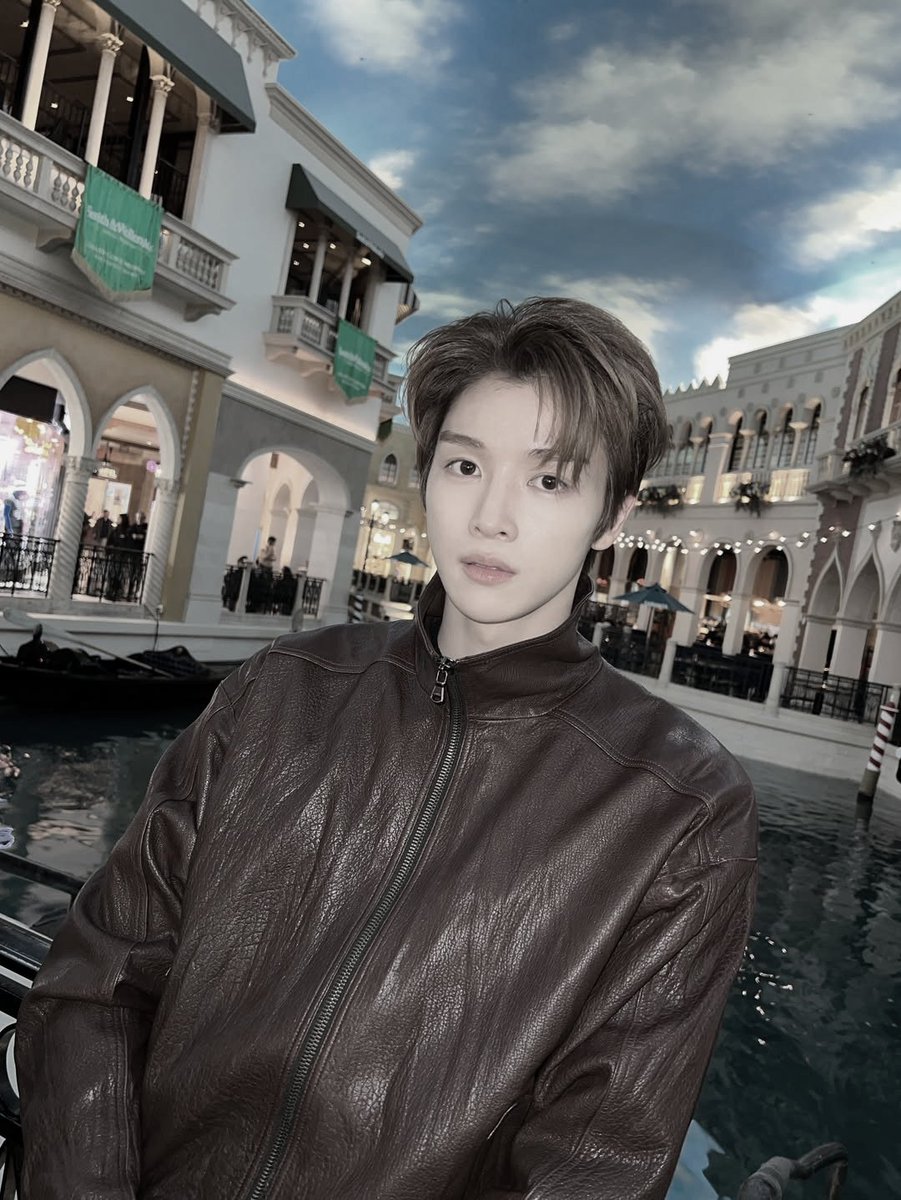 sunigchan's tweet image. The way my forehead stole the show in Vegas… yeah, that happened.