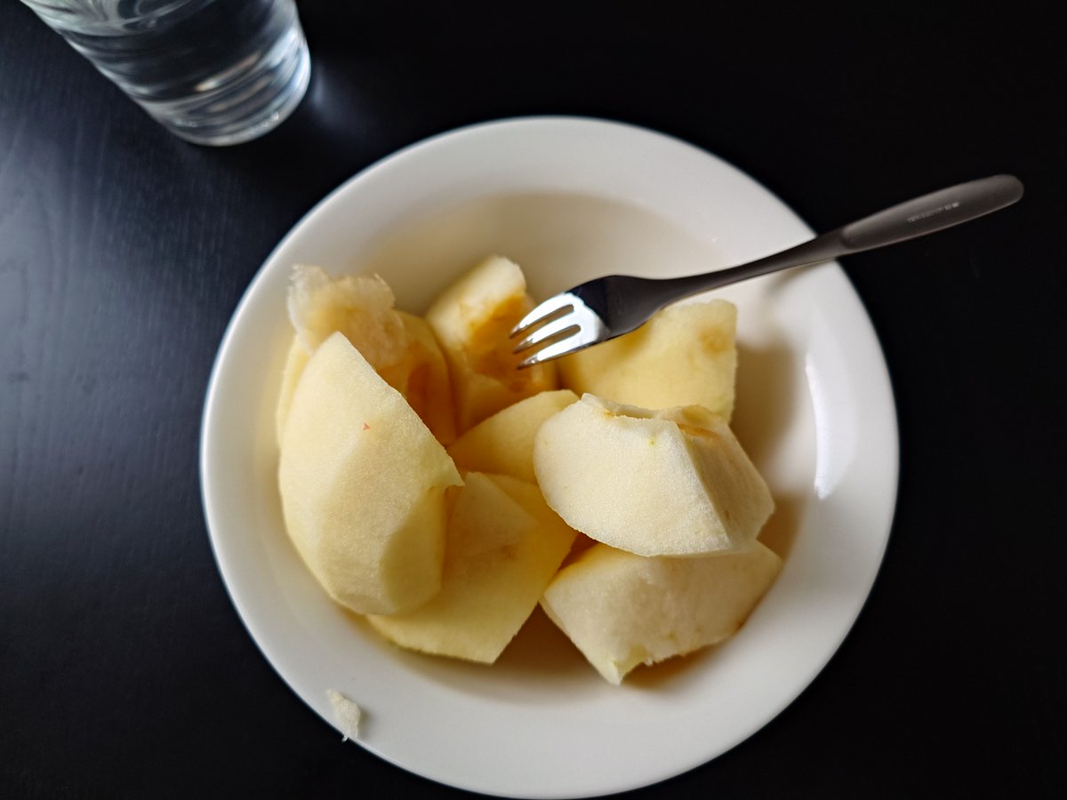 #ruokatwiitti Nakkikaalilaatikkoa tänään, kun osa sunnuntaisesta kaalilaatikosta jäi ilman lihaa. Nakinpätkät ruskistin ensin ja sitten pannulle mukaan kaalilaatikko. Maistui ja siirtyi.