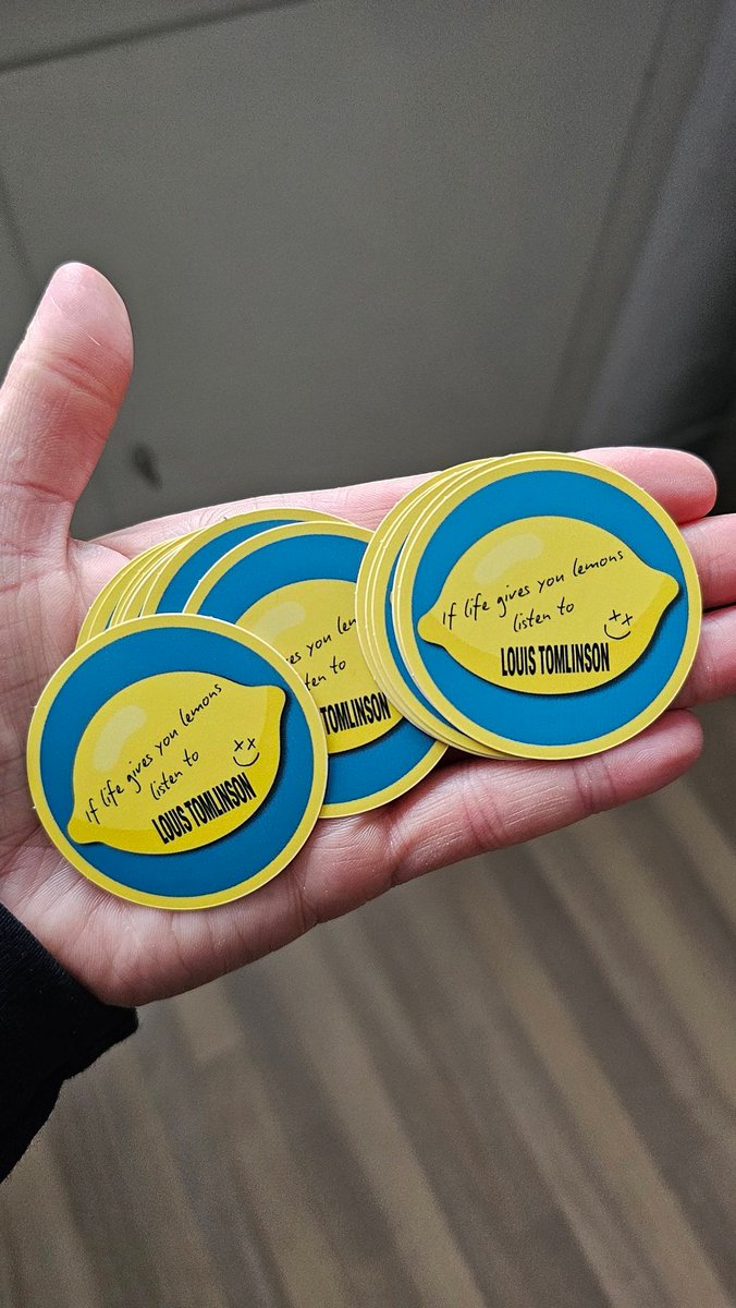 TmImtD63's tweet photo. Aaaaaaaahhhhhhh, look at my new stickers!!! 💙🍋
#LouisTomlinson #HowDidIGetHere #LouisLemonade https://t.co/OXadUqyA1f