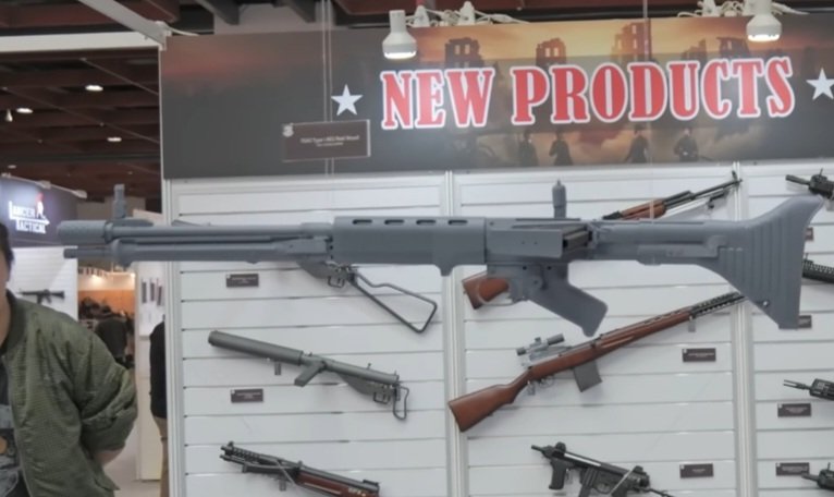 S&amp;TからFG42の電動ガンが
発売予定、従来のモーターで
動く比較的スリムなメカボを
ストック内部に搭載しており
ハンドガード内部にAKタイプ
のスティックバッテリーが
入る模様
#エアガン