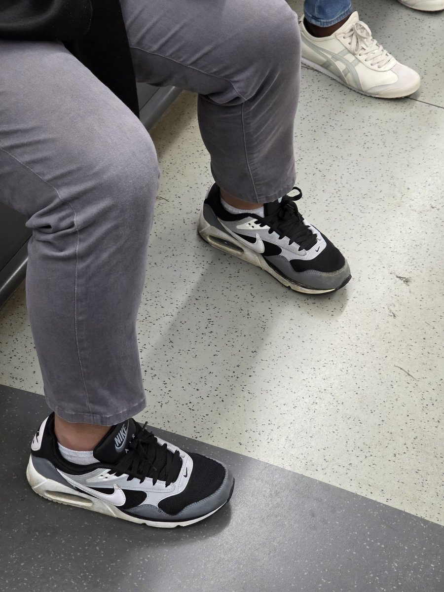 Sneakers & ESTIM (@electroloversg) on Twitter photo 