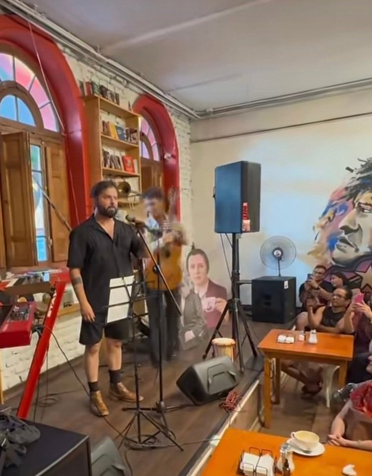 Y este atorrante quién es??? Ah!!! El merluzo!!!
#BoricVerguenzaInternacional