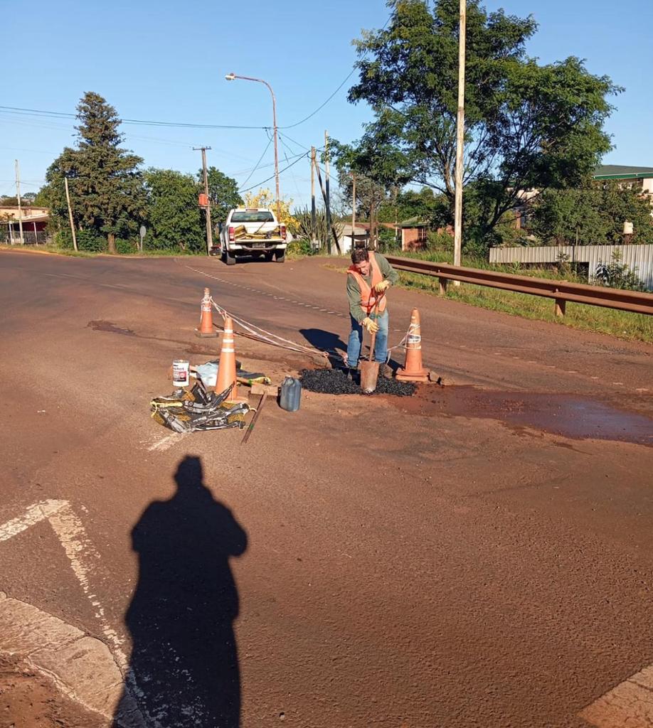 Municipalidad de Aristobulo tapando baches de Ruta Nacional 14.
Estado Municipal Presente, haciendose cargo de tareas de Competencia Nacional.