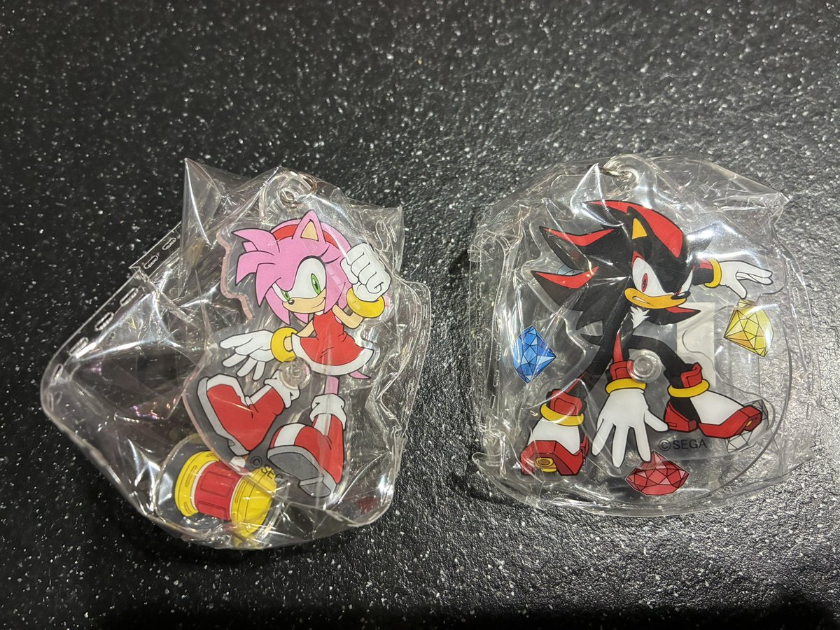 Answer_dog's tweet image. お隣にベティちゃんが来てた！(知ってて行った)
改めてサイズ比較するとめっちゃデカい。存在感。

と、ついでにガチャガチャ見てたらあったので
すかさず回したらラス2だった奇跡
我が元へ来てくれてありがとう！！！！！！
#ソニかつ