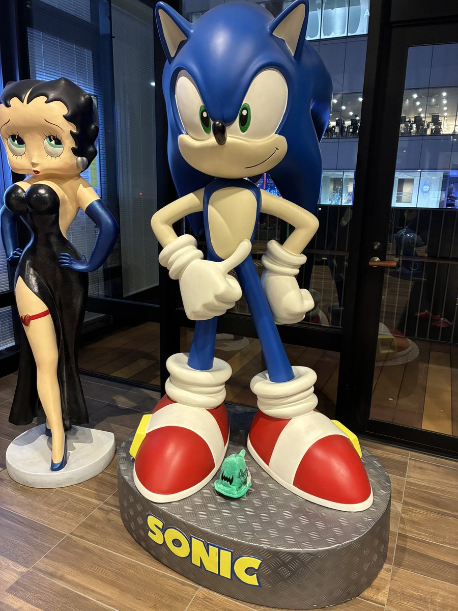 Answer_dog's tweet image. お隣にベティちゃんが来てた！(知ってて行った)
改めてサイズ比較するとめっちゃデカい。存在感。

と、ついでにガチャガチャ見てたらあったので
すかさず回したらラス2だった奇跡
我が元へ来てくれてありがとう！！！！！！
#ソニかつ