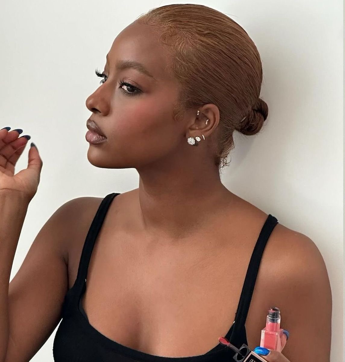 saintdutchess's tweet image. I’m in need of a perfect chocolate brown that matches my skin tone.