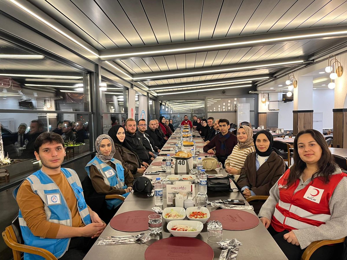 GSB_CayeliGM's tweet photo. 5 Aralık Dünya Gönüllüler Günü kapsamında Genç Düşünce Derneği tarafından gönüllü gençlere yönelik düzenlenen yemeğe gönüllü gençlik liderlerimiz ve gönüllü gençlerimiz ile beraber katılım sağladık. #ÇayeliGM https://t.co/n4PLreB6r3