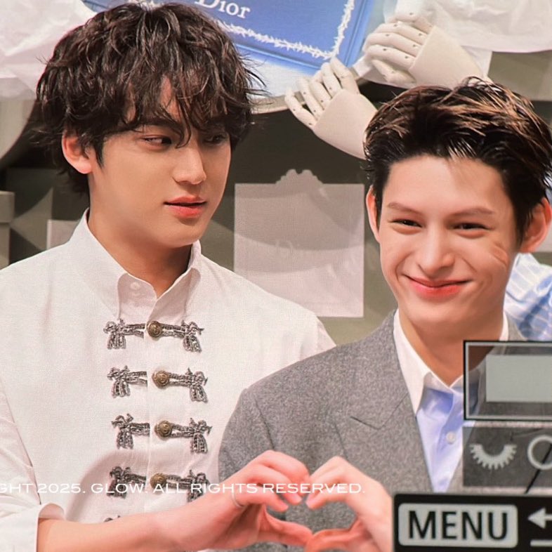 وجيهم ماتدري مين الفان للثاني😭