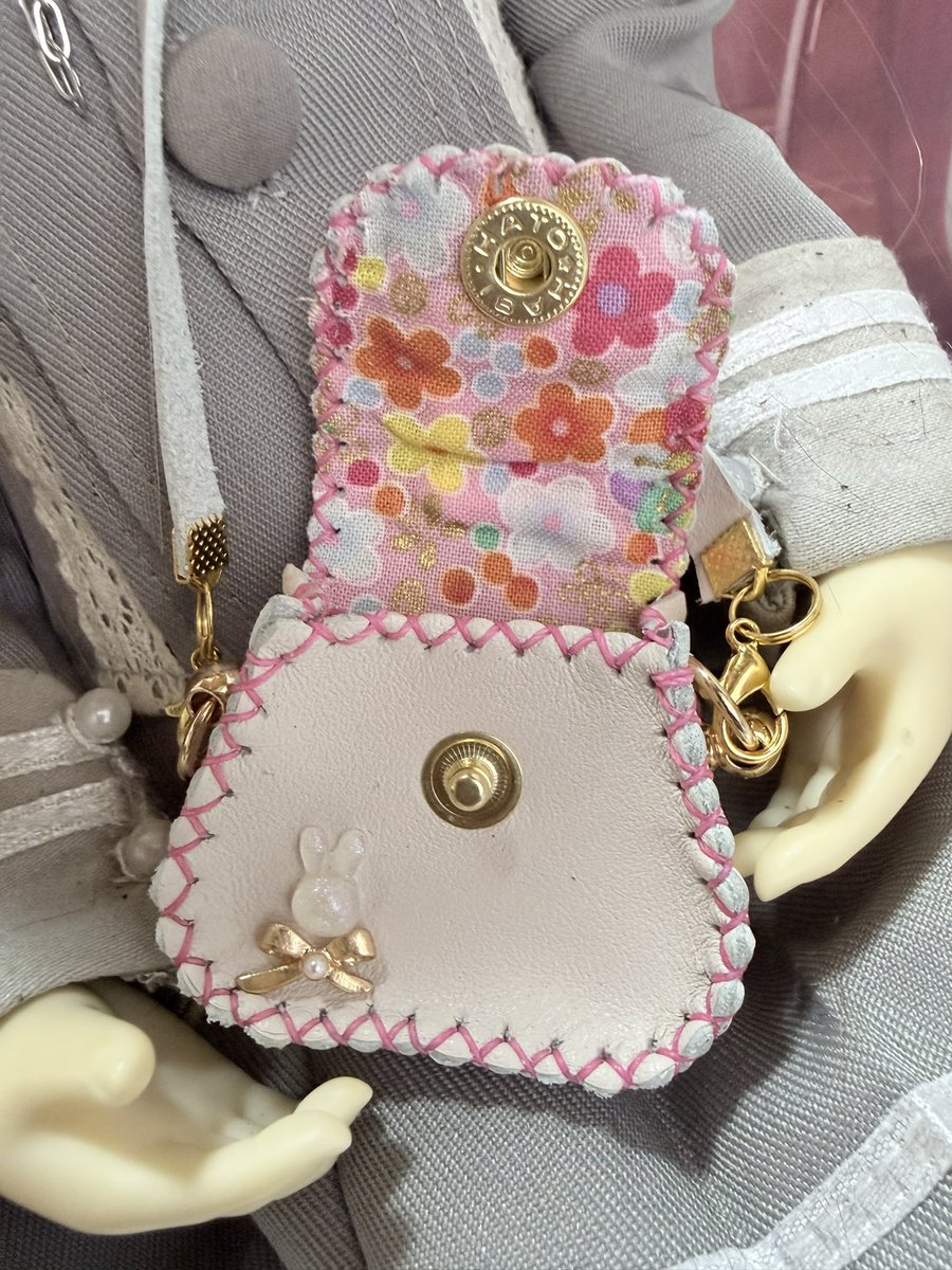 白い革にピンクのリボンに🐰をつけてみました、安直ですが可愛い組み合わせですよね〜