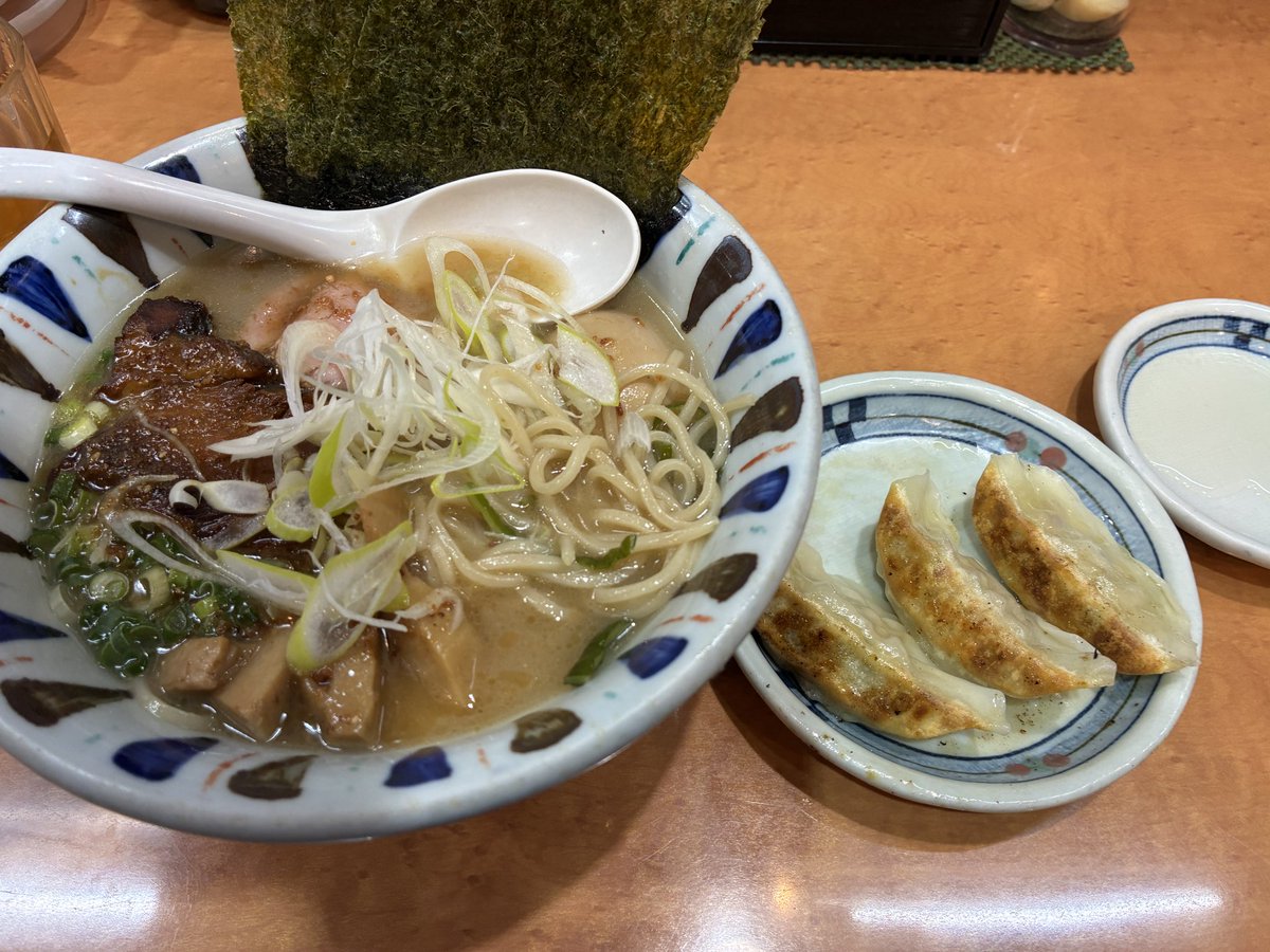 ryisakurao1's tweet photo. 南武線鹿島田駅近くの「七志」で全部のせラーメン(七志)の半餃子セット。
そうだ低糖質麺があった…

 #らーじお 
 #37diet 
 #ご褒美のラー ストック 4回 https://t.co/FhXb1gkl7Q