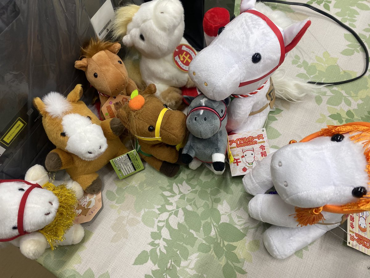 本日仕事始めでした。午年ということで、午年ぬいぐるみさんたちに職場