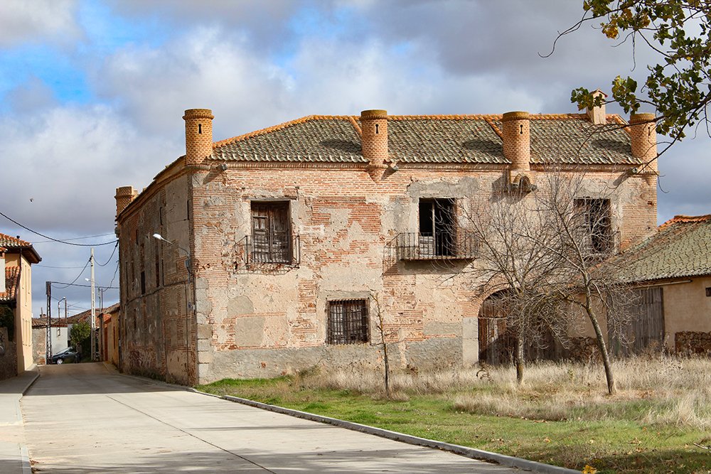 Paradinas esconde una destacada casa palacio del siglo XV, ejemplo de la arquitectura señorial civil en el medio rural segoviano. Sus muros fueron residencia noble y refugio en tiempos convulsos, y hoy siguen siendo testimonio del pasado histórico.