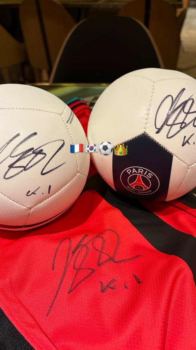 배준호 뿐만 아니라 같이 간 친구분들것까지 싸인 다 해줬나봐