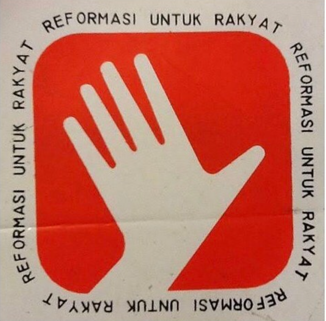 BosPurwa's tweet image. Ted, jauh sblm 98 pun mahasiswa kampus ITB terkenal sebagai kampus ANTI Soeharto, para aktivisnya bisa dgn lantang orasi di lapangan terbuka "anjing2in Soeharto"

@pandji mahasisawa FSRD ITB angkatan 97, dan hampir seluruh mahasiswa fakultas FSRD ITB terlibat aktif menghidupkan…