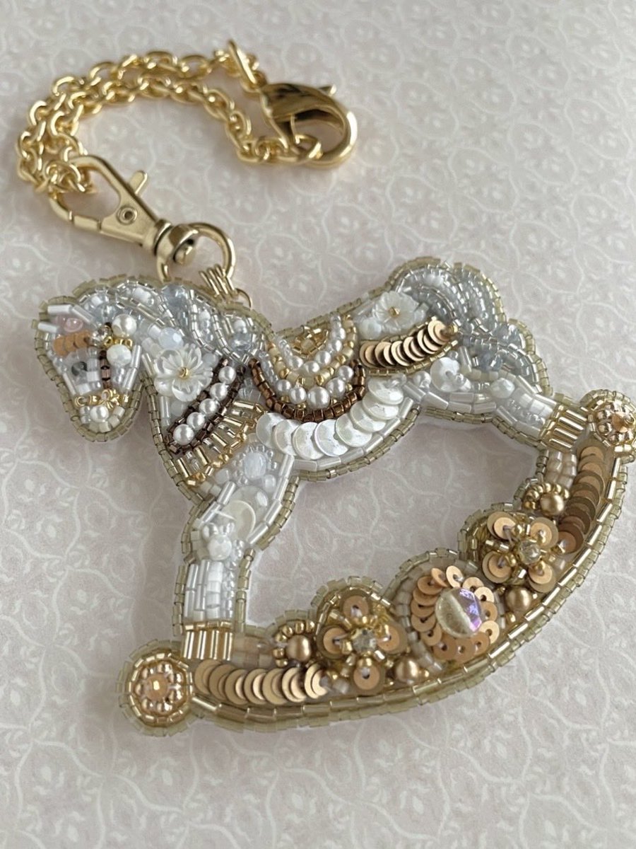 SakulaE's tweet photo. 本日21時よりロッキングホースのビーズ刺繍バッグチャームを販売します🎠
2026年の干支「午」がテーマの
白馬モチーフバッグチャーム。
完成品とキットをご用意
あわせてLucky Bag 2026 も同時販売🎁
年のはじまりに、小さな「福」をお届けできたら嬉しいです。
▶︎ ウェブショップはプロフィールから https://t.co/SdbMDfVRZS